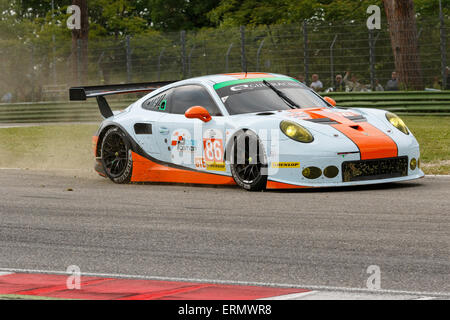 Imola, Italien – 16. Mai 2015: Porsche 911 RSR von GULF RACING UK Team, angetrieben von Michael Wainwright - Adam Carroll - Philip Keen in Aktion während der europäischen Le Mans Series - 4 Stunden von Imola Autodromo Enzo & Dino Ferrari am 16. Mai 2015 in Imola, Italien. Stockfoto