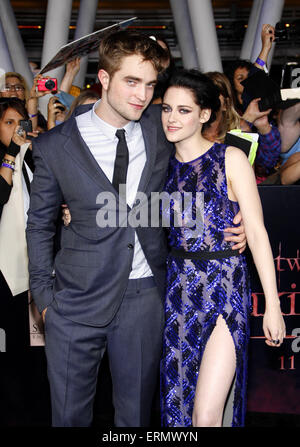 Robert Pattinson und Kristen Stewart an der Los-Angeles-premiere von "The Twilight Saga: Breaking Dawn Part 1'. Stockfoto