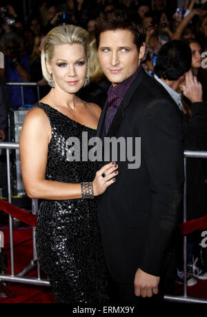 Jennie Garth und Peter Facinelli an der Los-Angeles-premiere von "The Twilight Saga: New Moon". Stockfoto