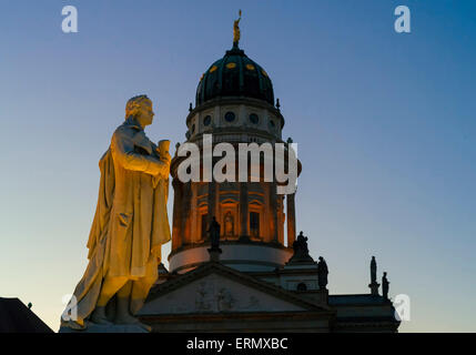 Schiller-Skulptur am Gendarmenmarkt vor der Kuppel des französischen Doms am Abend, Berlin, Deutschland Stockfoto