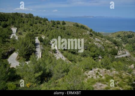 Serpentine Straße von Artà an der Ermita de Betlem, Parc Natural de Llevant, Halbinsel in der Nähe von Arta, Mallorca, Balearen Inseln Stockfoto