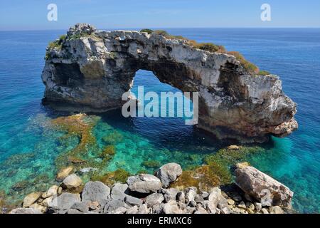 Natural Arch Es Pontas, in der Nähe der Cala Llombards, Mallorca, Balearen, Spanien Stockfoto