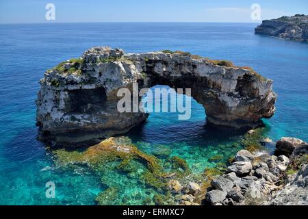 Natural Arch Es Pontas, in der Nähe der Cala Llombards, Mallorca, Balearen, Spanien Stockfoto