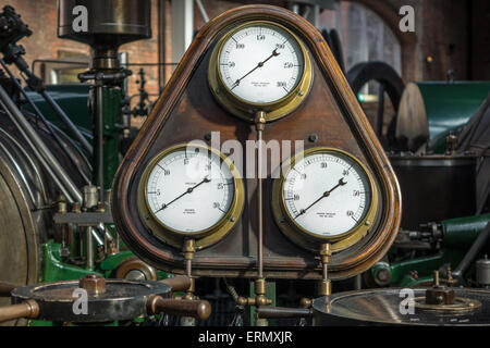 Alten Dampf-Manometer inmitten antiker Dampfmaschinen. Stockfoto