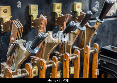 Alte industrielle Kupfer und Holz elektrische Punkt Hebel. Stockfoto