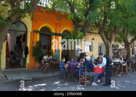 Menschen, die genießen Mittagessen im Restaurant unter freiem Himmel koloniale Altstadt Colonia del Sacramento, Uruguay Stockfoto