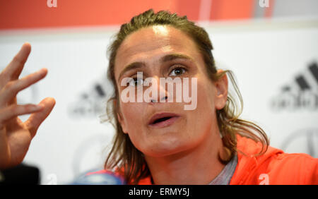 Deutschlands Torwart Nadine Angerer Gesten auf der Pressekonferenz im Shaw-Zentrum während der FIFA Frauen Weltmeisterschaft in Ottawa, Kanada, 4. Juni 2015. Foto: Carmen Jaspersen/dpa Stockfoto