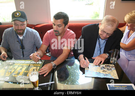 Bayeux, Normandie, Frankreich. 4. Juni 2015. Schauspieler, (l-R) Nicholas Aaron, spielt Popeye Wynn und James Madio, Frank Perconte in Spielberg und Hanks Band of Brothers Zeichen spielt, im Hotel Villa Lara neben WWII Veteran, George G. Klein der 2. Ranger Autogramme. Die Akteure und Veteranen sind in der Normandie als Teil der d-Day Festival 2015. Dieses Jahr ist das 70. Jubiläumsjahr des Endes des zweiten Weltkriegs. © Daniel und Flossie weiß/Alamy Live News Bildnachweis: Daniel und Flossie weiß/Alamy Live News Stockfoto