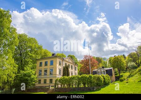 Schöne gelbe Villa in fantastische grüne Landschaft und einem blauen Wolkenhimmel Stockfoto