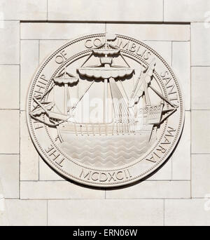 London, England, Vereinigtes Königreich. Santa Maria, das Flaggschiff des Kolumbus MCDXCII (1492) geschnitzt Steinrelief an der Außenwand der Bush House Stockfoto