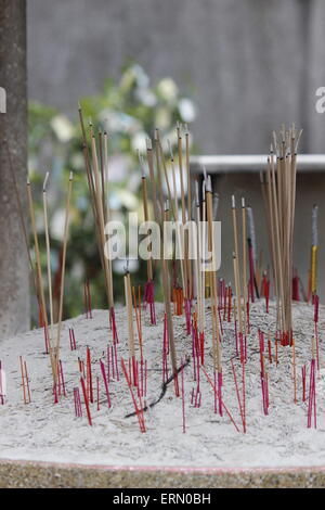 Räucherstäbchen brennt bei chinesischen Tempel altar Stockfoto