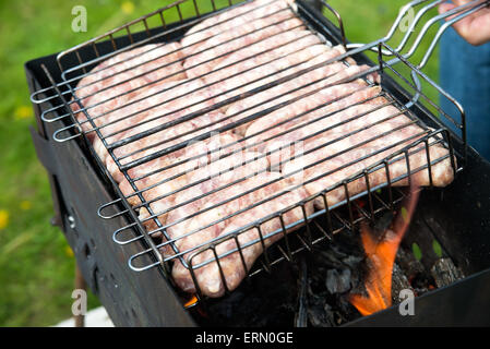 Barbecue mit frischen hausgemachten Wurstwaren auf Grill, selektiven Fokus Stockfoto