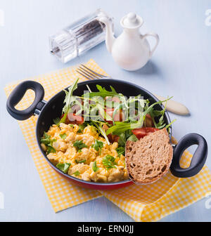 Rührei mit frischen Tomaten und Rucola Salat in Pfanne, selektiven Fokus Stockfoto
