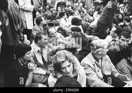 Die Bombe-Demonstration auf dem Trafalgar Square zu verbieten. Große Namen in der Welt der Künste setzen sich aus Protest gegen Atomwaffen auf dem Trafalgar Square. Links zu stationieren, ist Schriftstellerin Doris Lessing mit John Osborne neben ihr. 17. September 1961 Stockfoto