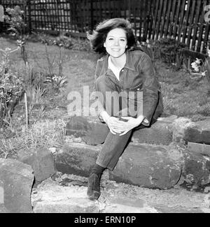 Diana Rigg, Schauspielerin, bald zu übernehmen die Rolle der Emma Peel in The Avengers-ABC-TV-Serie, abgebildet auf ihr Elternhaus in Roundhay, Leeds, 19. April 1965. Stockfoto