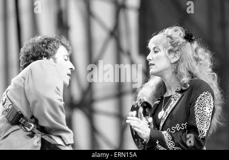 Bruce Springsteen und Patti Scialfa, Mitglied der Springsteens E Street Band, Konzert, Villa Park, Birmingham, Dienstag, 21. Juni 1988. Stockfoto