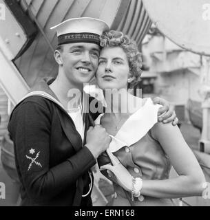 Liebe und Romantik an Bord der Fregatte HMS St Austell, die ihrer Majestät Naval Base Devonport, 12. September 1956 erreicht. Stockfoto