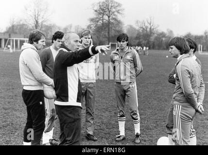 Birmingham City Football Manager Ron Saunders macht sich gemeinsam mit seinen Spielern an den Club Elmdon Übungsgelände. 22. Februar 1982. Stockfoto