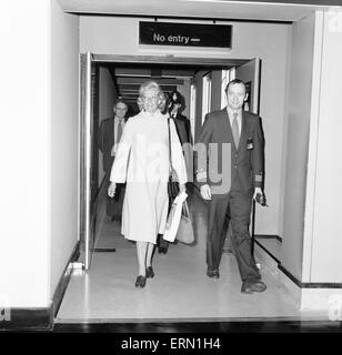 Frances Shand Kydd, Mutter von Lady Diana Spencer, vor kurzem verlobt mit Prinz Charles, erhält viel Aufmerksamkeit der Medien, als sie am Flughafen London Heathrow aus Australien, Donnerstag, 26. Februar 1981 ankommt. Stockfoto