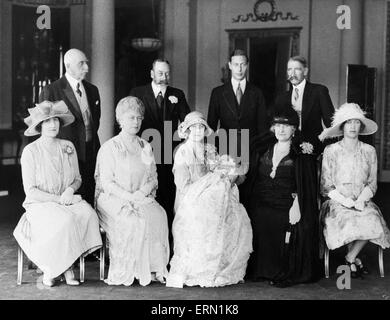 Der Herzog und Herzogin von York, (der zukünftige König George VI und Königin Elizabeth) posieren Sie mit ihrer Tochter Prinzessin Elizabeth bei ihrer Taufe im Buckingham-Palast umgeben von Familienmitgliedern König George V, Queen Mary, Duke of Connaught, Prinzessin Mary und der Graf und Gräfin von Strathmore. Mai 1926. Stockfoto