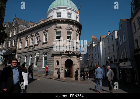 Lloyds Bank, High Street St Peter Port Guernsey moderne Ansicht, dass ein altes Bild aus der Besetzung von deutschen Soldaten in der Straße marschieren übereinstimmt Stockfoto