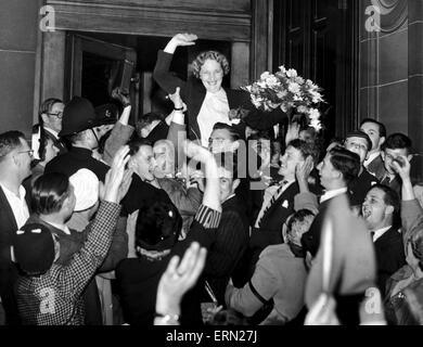 Edith Pitt, konservative Wartungstafel für Edgbaston ist jubelte von Anhängern nach Ergebnisse verkündet werden, Birmingham, 3. Juli 1953. Stockfoto