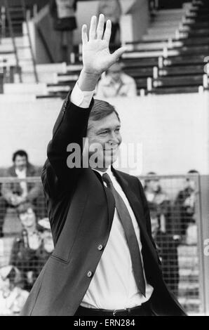 Neue Manchester United Manager Alex Ferguson winkt der Menschenmenge vor seinem ersten Spiel in Anklage gegen Oxford United im Manor Road. Vereint das Spiel 2: 0 verloren.  8. November 1986. Stockfoto