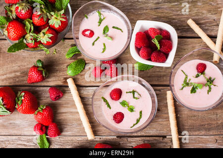 frische Erdbeeren und Himbeeren Milchshake mit Minze auf Glas Stockfoto