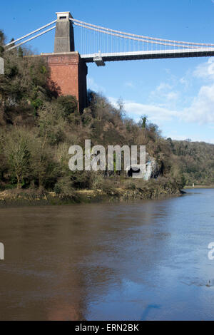 Ein Turm der Clifton Suspension Bridge gesehen von der Unterseite des Avon-Schlucht, Clifton, Bristol, England, UK. Stockfoto