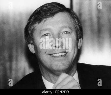 Neue Manchester United Manager Alex Ferguson lächelt nach seiner Ernennung im Old Trafford. November 1986. Stockfoto