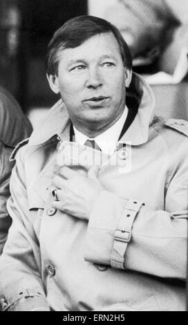 Neue Manchester United-Manager Alex Ferguson im Old Trafford bei seinem ersten Heimspiel im kostenlos. Das Spiel endete mit einem 1: 0-Sieg über QPR. 22. November 1986. Stockfoto