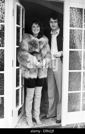 Birmingham City Fußballer Trevor Francis mit seiner Frau nach der Unterzeichnung für Nottingham Forest, der erste ø1 Millionen Fußballer zu werden. 8. Februar 1979. Stockfoto