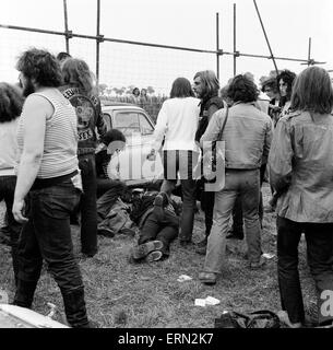 Szene am POP Festival, Weeley, Essex, nach einem Kampf zwischen Security-Männer und Hells Angels, eine junge verletzten Höllen Engel liegt auf dem Boden, 28. August 1971. Stockfoto