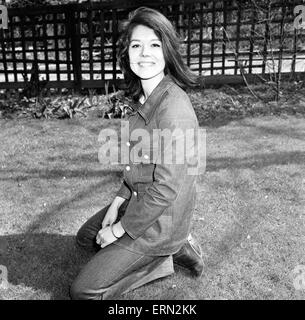 Diana Rigg, Schauspielerin, bald zu übernehmen die Rolle der Emma Peel in The Avengers-ABC-TV-Serie, abgebildet auf ihr Elternhaus in Roundhay, Leeds, 19. April 1965. Stockfoto