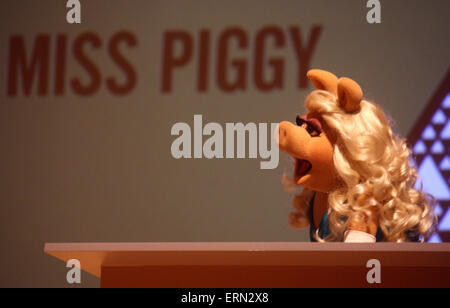 New York, USA. 4. Mai 2015. Miss Piggy erhält den "Sackler Center erste Award" im Brooklyn Museum in New York, USA, 4. Mai 2015. Die ersten Auszeichnungen vom Sackler Zentrum für feministische Kunst im Brooklyn Museum sind jährlich an Frauen verliehen, die "geschlechtsspezifische Barrieren durchbrochen und sinnvolle Beiträge zu ihren Feldern bereitgestellt." Foto. CHRISTINA HORSTEN/Dpa/Alamy Live News Stockfoto