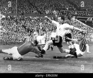 FA Cup-Finale Mai 5. 1956. Manchester City Keeper Trautmann taucht tapfer an den Füßen von Birminghams Murphy, ein bestimmtes Ziel zu verweigern. Manchester City ging auf den Pokal mit einem Sieg 3 V 1. Stockfoto