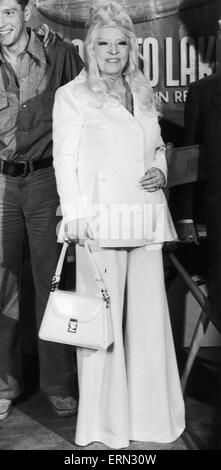 Mae West, hier bei einem Besuch in das Set des Films "Hindenberg" in den Universal Filmstudios in Los Angeles gesehen. 1. September 1974 Stockfoto