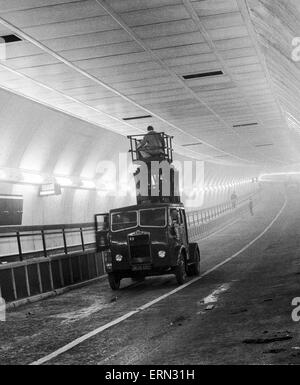 Arbeiten noch an der Luft Ventilatoren im neuen Tunnel Clyde in Glasgow verbindet die Bezirke von Whiteinch im Norden, Govan im Süden in den Westen der Stadt, kurz vor seiner Eröffnung abgebildet. Juni 1963. Stockfoto