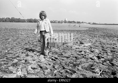 Kleiner Junge geht Angeln bei Edgbaston Reservoir in Birmingham während der Hitzesommer 1976 getrocknet. 9. August 1976. Stockfoto