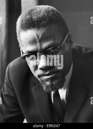 Malcolm X afro-amerikanischen muslimischen Minister und Menschenrechts-Aktivisten, die hier kurz nach seinem Besuch in Marshall Street in Smethwick gesehen. Der Menschenrechtsaktivist besucht Smethwick, in der Nähe von Birmingham, ein Synonym für rassische Abteilung folgende gewordenen Stockfoto