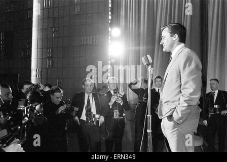 Robert Vaughn, Schauspieler, die Rolle des Geheimagenten Napoleon Solo in NBC show The Man from U.N.C.L.E spielt, abgebildet bei Nachrichten-Pressekonferenz, Empire Theatre, Leicester Square, London, 22. März 1966. UK-Promotion-Tour. Stockfoto