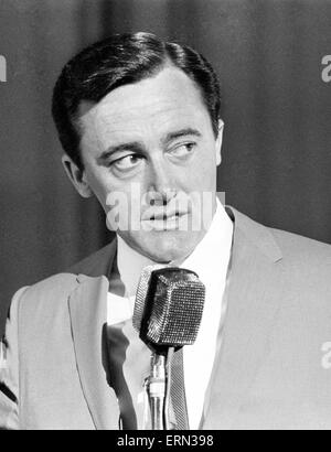 Robert Vaughn, Schauspieler, spielt die Rolle des Geheimagenten Napoleon Solo in NBC, show The Man from U.N.C.L.E, abgebildet bei Nachrichten-Pressekonferenz, Empire Theatre, LeicesterSquare, London, 22. März 1966. UK-Promotion-Tour. Stockfoto