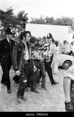 Szene auf POP-Festival, Weeley, Essex, nach einem Kampf zwischen Security-Männer und Hells Angels, Hells Angels mit der Polizei, 28. August 1971. Stockfoto