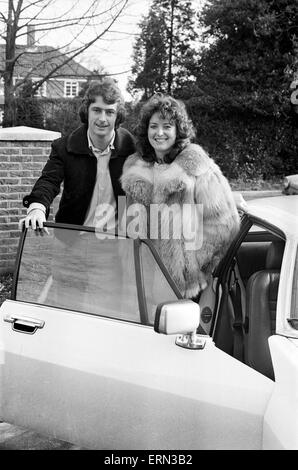 Birmingham City Fußballer Trevor Francis zu Hause mit seiner Frau nach der Unterzeichnung für Nottingham Forest, der erste ø1 Millionen Fußballer zu werden. 8. Februar 1979. Stockfoto