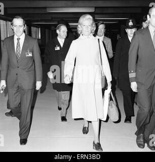 Frances Shand Kydd, Mutter von Lady Diana Spencer, vor kurzem verlobt mit Prinz Charles, erhält viel Aufmerksamkeit der Medien, als sie am Flughafen London Heathrow aus Australien, Donnerstag, 26. Februar 1981 ankommt. Stockfoto