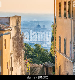 Fiesole Straßenansicht mit Panoramablick von Firenze Stockfoto