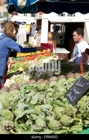 Frau Sommergemüse auf dem Markt der Espéraza, Aude, Südfrankreich kaufen Stockfoto