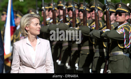 Prag, Tschechische Republik. 4. Juni 2015. Deutsche Verteidigungsministerin Ursula von der Leyen im Rahmen ihres Besuches in Prag, Tschechische Republik, auf Donnerstag, 4. Juni 2015. © Michal Kamaryt/CTK Foto/Alamy Live-Nachrichten Stockfoto