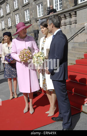 Kopenhagen, Dänemark. 5. Juni, treffen 2015.Danish Premierminister Helle Thorning-Schmidt und dänischen parlamentarischen Mitglieder dänische Königliche Familie außerhalb des dänischen Parlaments, 100 Jahre Womens Stimmrechte zu feiern. Mitgliedern der dänischen königlichen Familie Königin Margrethe II und Kronprinz Frederik Kronprinzessin Mary, Prinzessin Marie, Prinz Benedikt & Prinz Joachim kommen außerhalb des dänischen Parlaments. Bildnachweis: Francis Dean/Alamy Live-Nachrichten Stockfoto