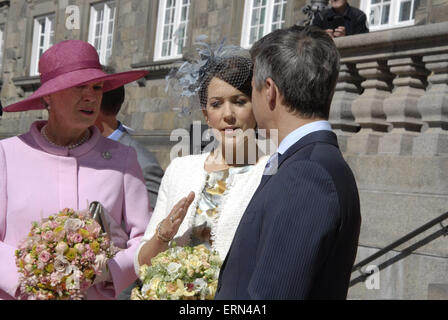 Kopenhagen, Dänemark. 5. Juni, treffen 2015.Danish Premierminister Helle Thorning-Schmidt und dänischen parlamentarischen Mitglieder dänische Königliche Familie außerhalb des dänischen Parlaments, 100 Jahre Womens Stimmrechte zu feiern. Mitgliedern der dänischen königlichen Familie Königin Margrethe II und Kronprinz Frederik Kronprinzessin Mary, Prinzessin Marie, Prinz Benedikt & Prinz Joachim kommen außerhalb des dänischen Parlaments. Bildnachweis: Francis Dean/Alamy Live-Nachrichten Stockfoto